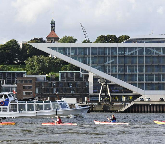 814_26028 Blick über die Elbe zur Altonaer Architektur am Hafenrand. | Grosse Elbstrasse - Bilder vom Altonaer Hafenrand.